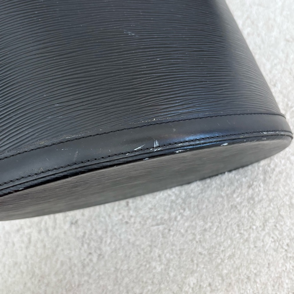 Louis Vuitton Epi Cluny Black Leather Bucket Bag - Picture 6 of 12